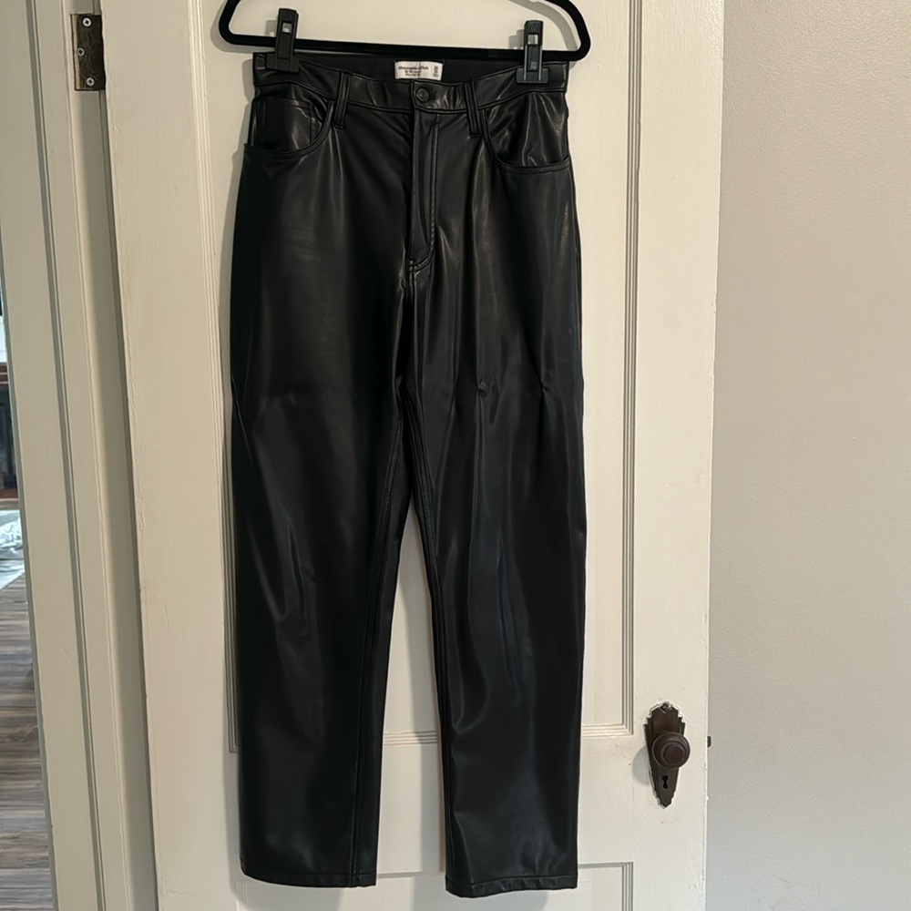 Abercrombie vegan leather 90’s straight